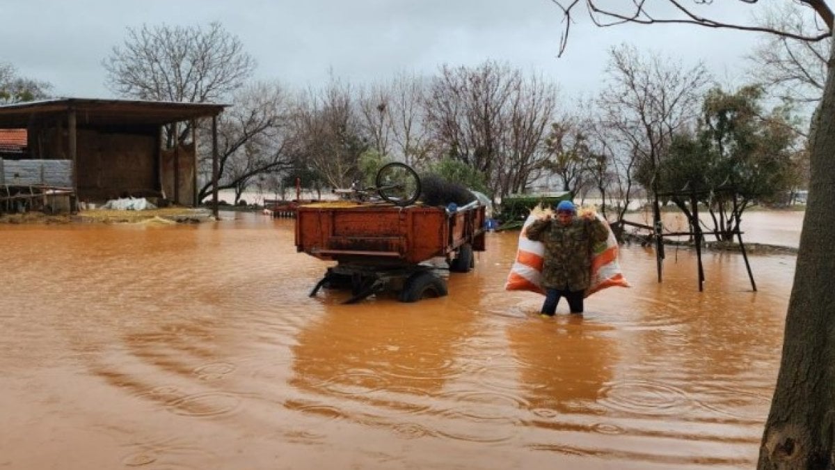 Burdur'da sağanak yağış sonrası su baskını