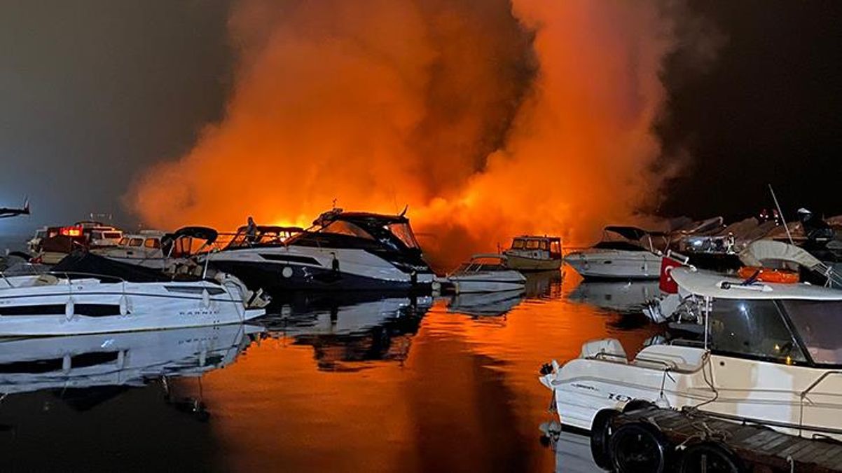 Caddebostan yat limanında yangın! 6 tekne alev alev yandı
