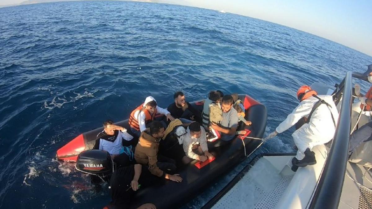 Çanakkale açıklarında geri itilen 12 düzensiz göçmen kurtarıldı