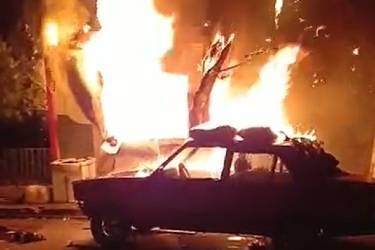 Depoda çıkan yangın otomobillere sıçradı