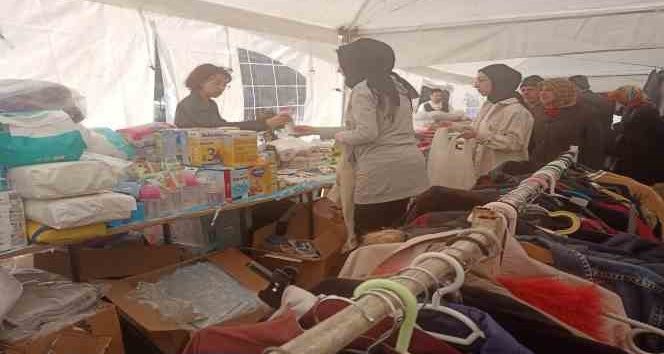 Depremzedeler bu çadırda her türlü ihtiyaçlarını karşılama imkanı buluyor