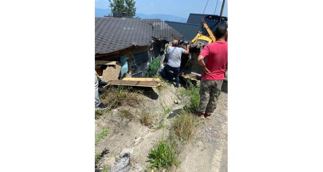 Faciaya ramak kala durdu: Arızalanan kepçe bungalova girdi
