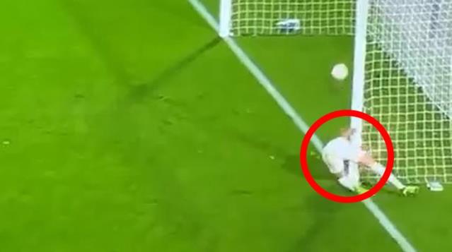 Fenerbahçe'nin Rennes'den yediği 2. gol sırasında kale direğine çarpan Luan Peres sakatlandı
