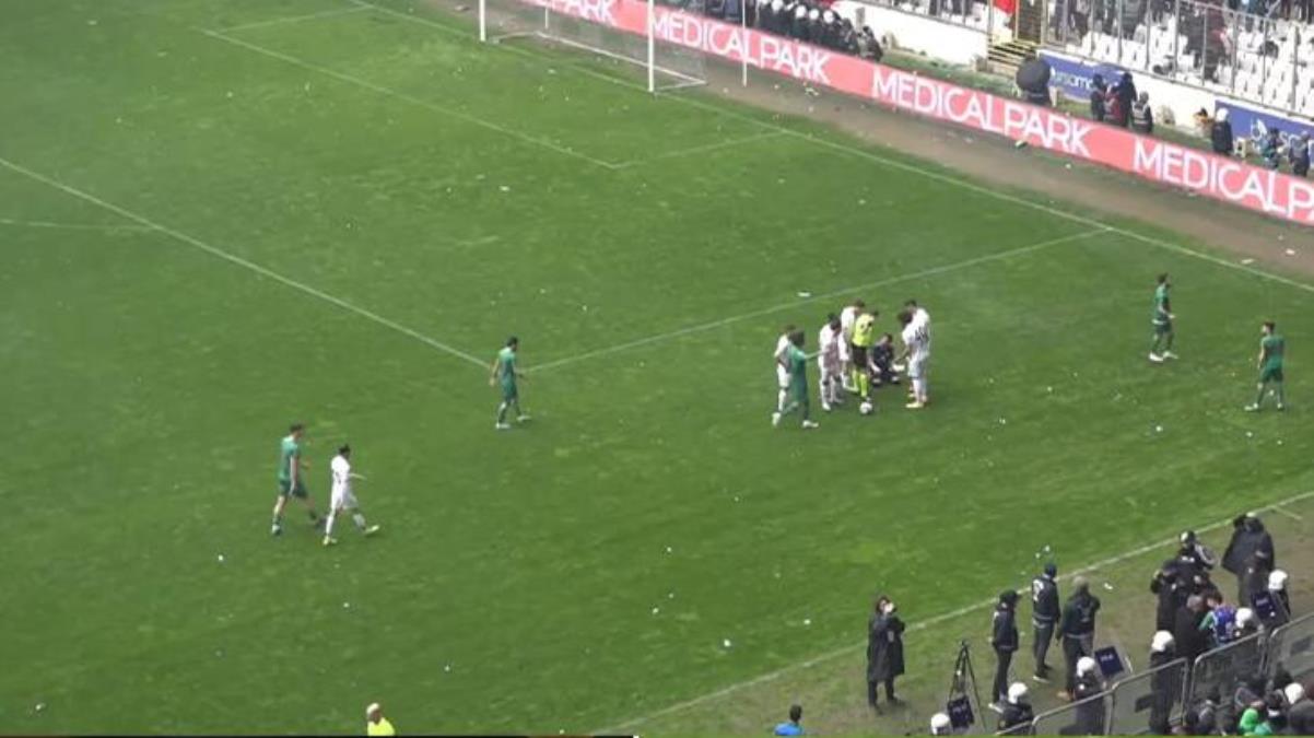 Gergin başladı, tansiyon her saniye yükseldi! Bursaspor-Amedspor maçında sahaya yabancı madde yağdı