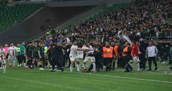 Gergin geçen Sakaryaspor - Samsunspor maçı PFDK'ya sevk edildi