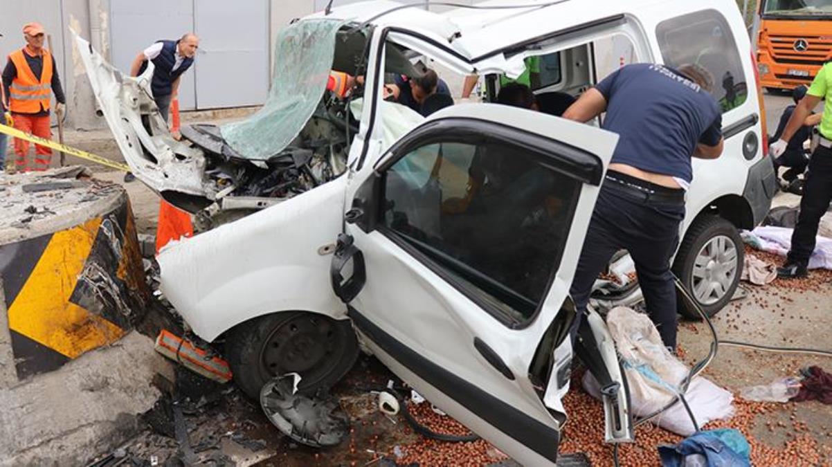 Gişelerden geçmek isterken beton bariyere çarpan araç enkaza döndü: 4 ölü