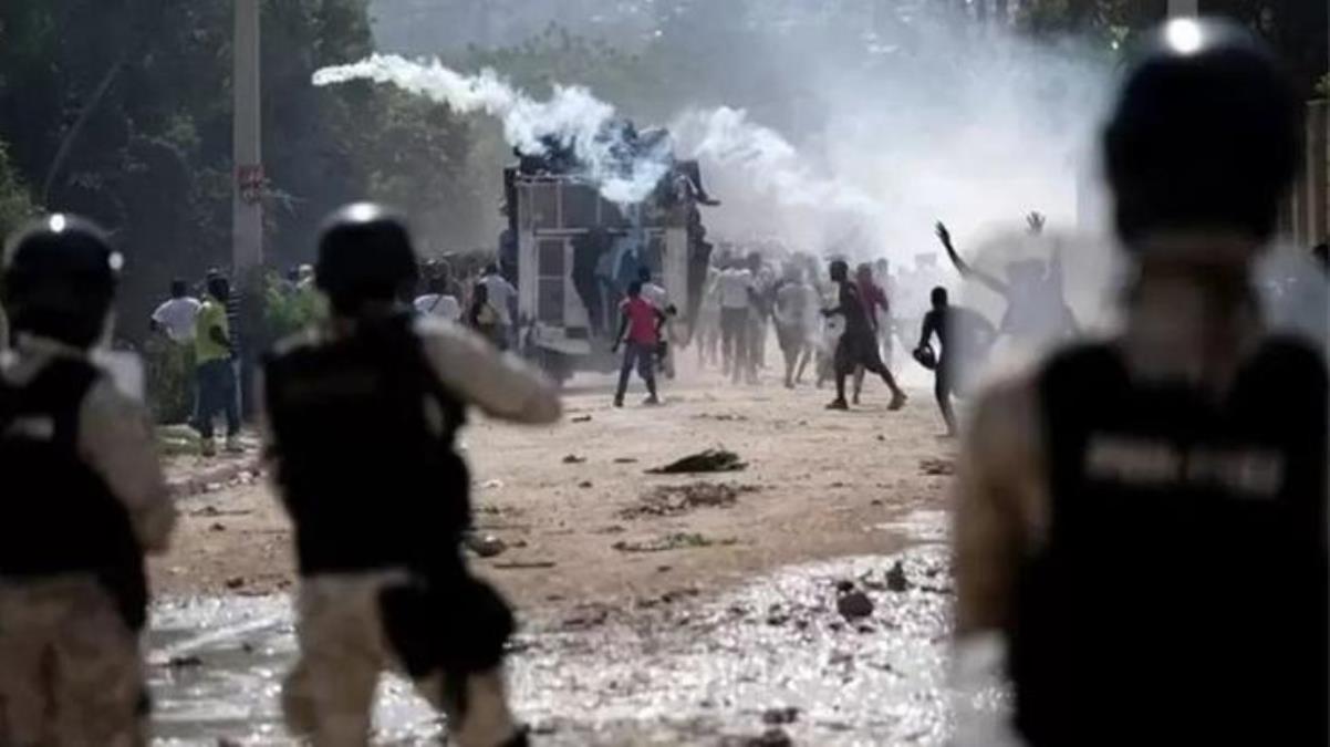 Haiti'deki çatışmalarda onlarca meslektaşını kaybeden polisler başbakanın evine saldırdı