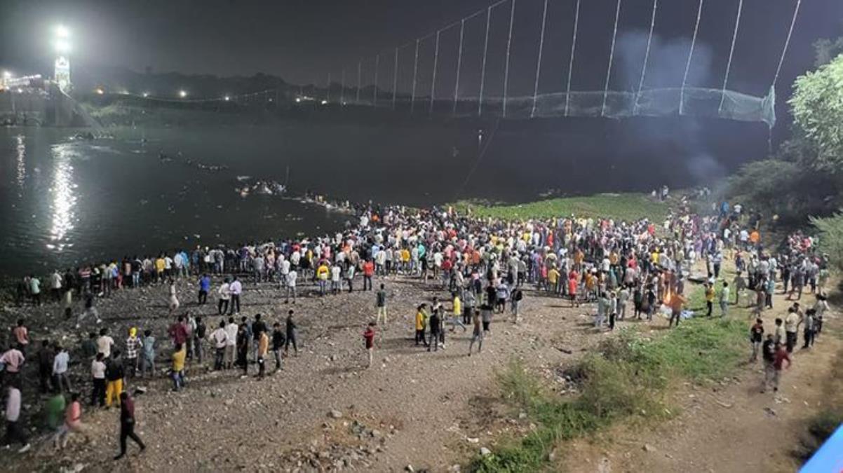 Hindistan'daki köprü faciasında bilanço artıyor: En az 90 kişi hayatını kaybetti