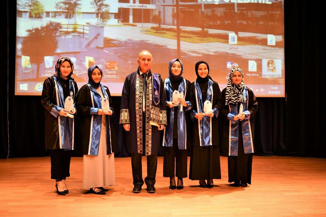 İlahiyat Fakültesi mezuniyet töreni gerçekleştirildi