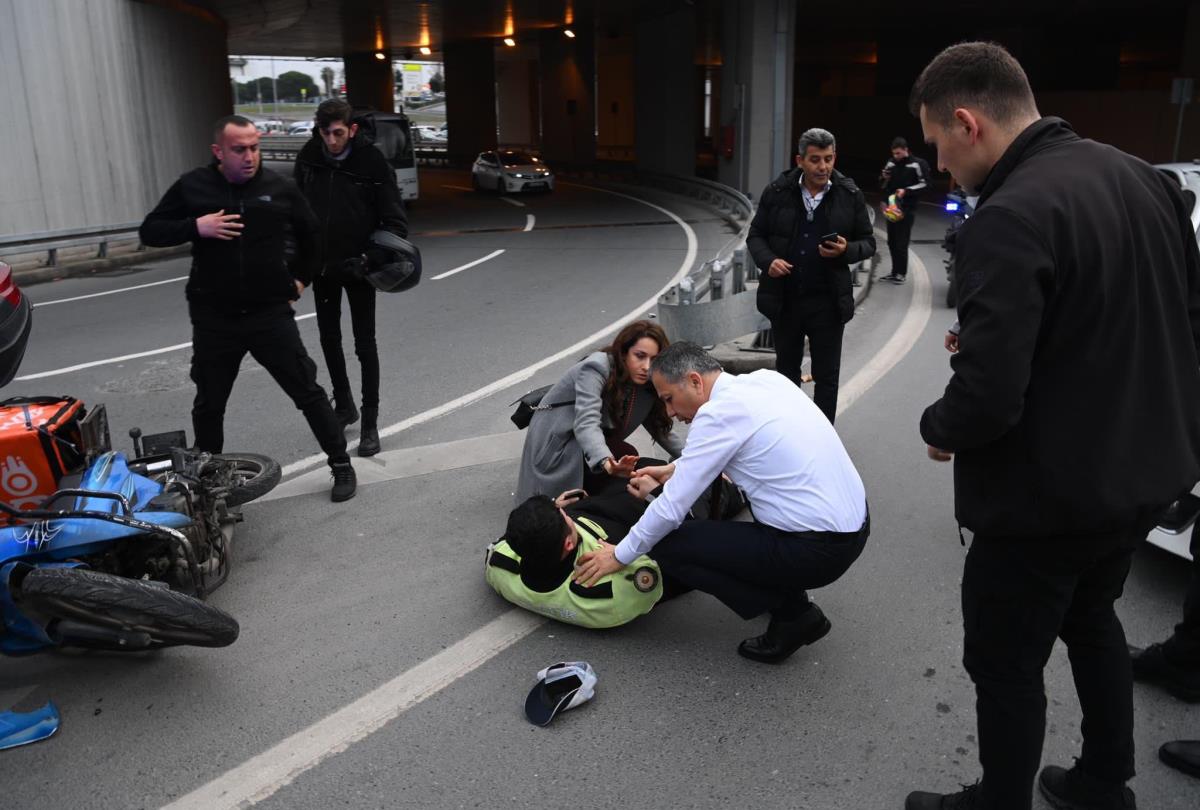 İstanbul Valisi Ali Yerlikaya, kaza geçiren polis memuruna yardım etti