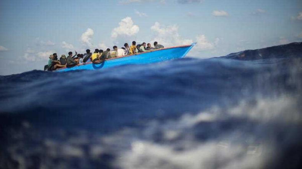 İtalya açıklarında göçmen teknesi battı: 30 ölü