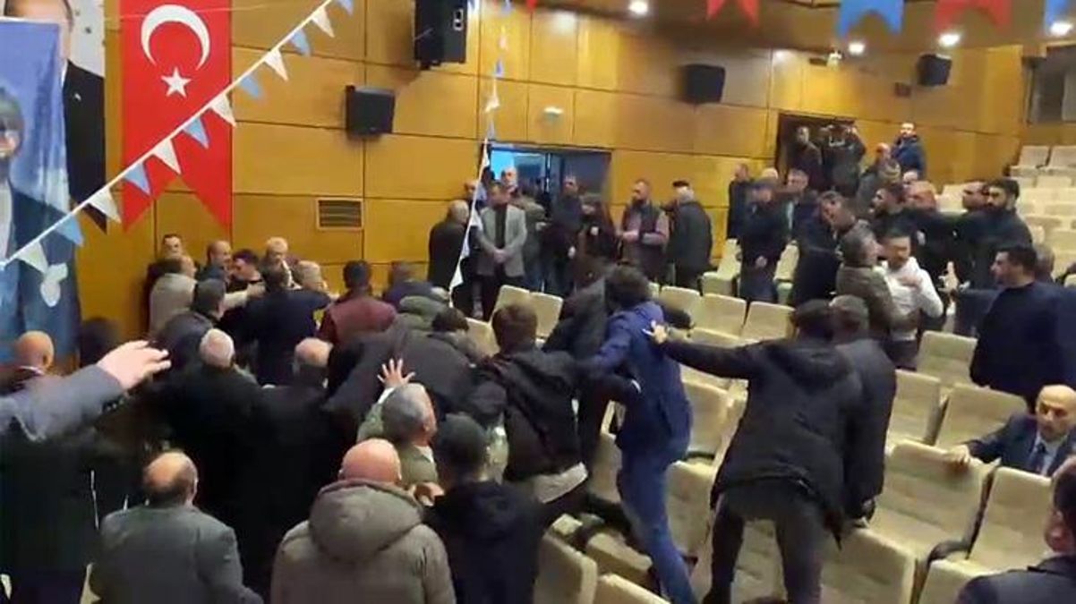 İYİ Parti'nin il kongresinde kavga! Araya polis girene kadar yumruklar havada uçuştu