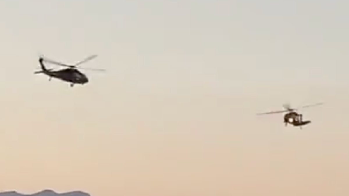 İzmir'in kurtuluşun 100'üncü yılında helikopterler zeybek oynadı