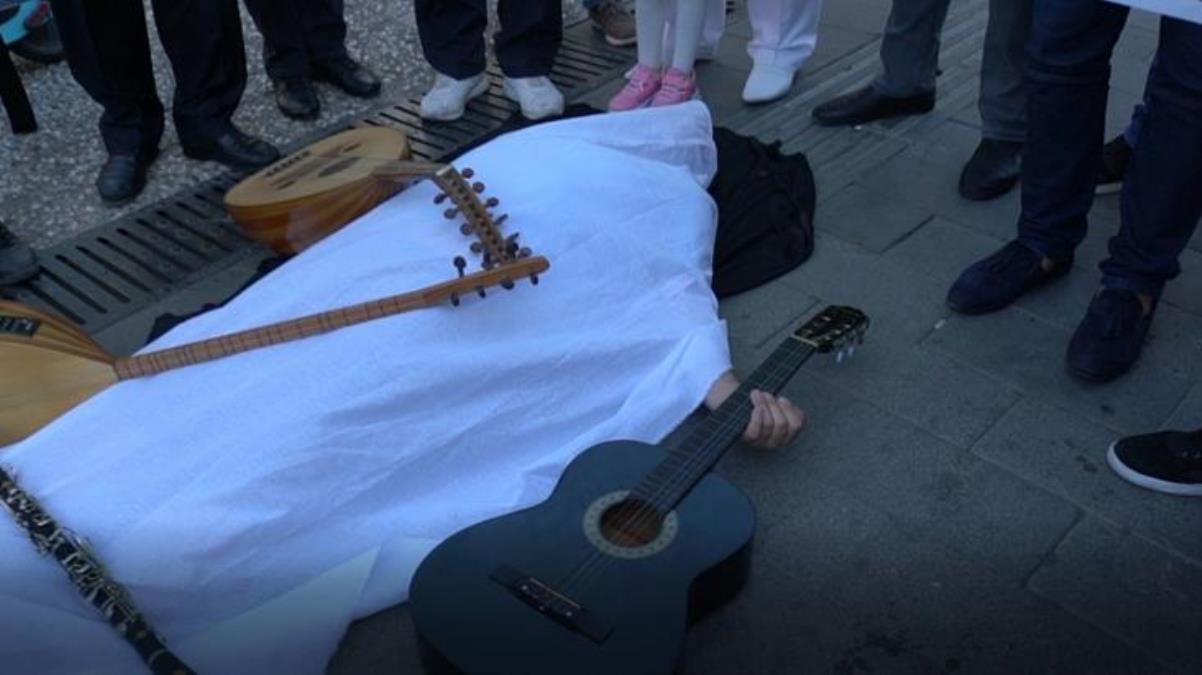 İzmirli müzisyenler öldürülen Onur Şener için sokağa döküldü! Bir hafta boyunca istek parça kabul etmeyecekler