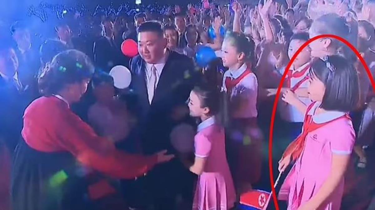 Kameralar hep ona odaklandı! Dünya, Kim Jong Un'un gösteride özel ilgi gösterdiği küçük kızı konuşuyor