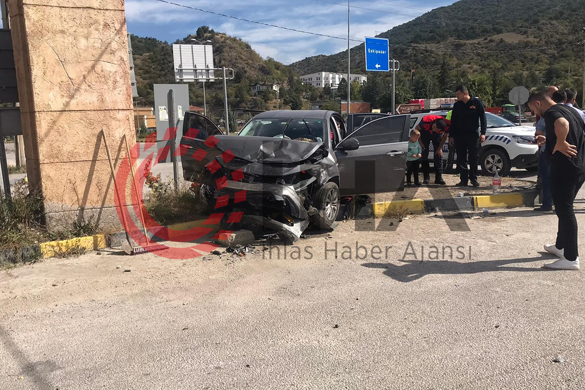 Karabük'te iki otomobil çarpıştı: 1 ölü 6 yaralı