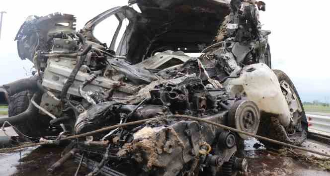 KMO'da korkutan kaza: Araç bariyerlere çarparak alev aldı