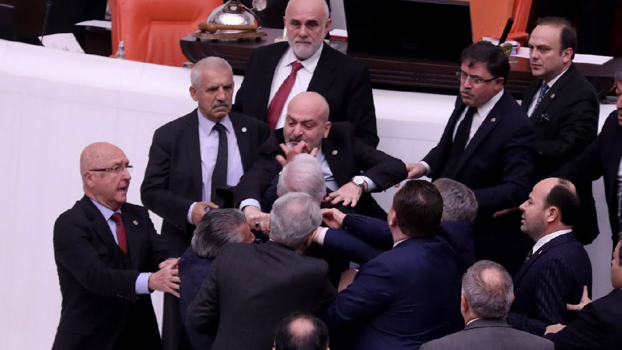 Meclis'te yine kavga çıktı! AK Parti ve İYİ Partili milletvekilleri yumruklaştı...
