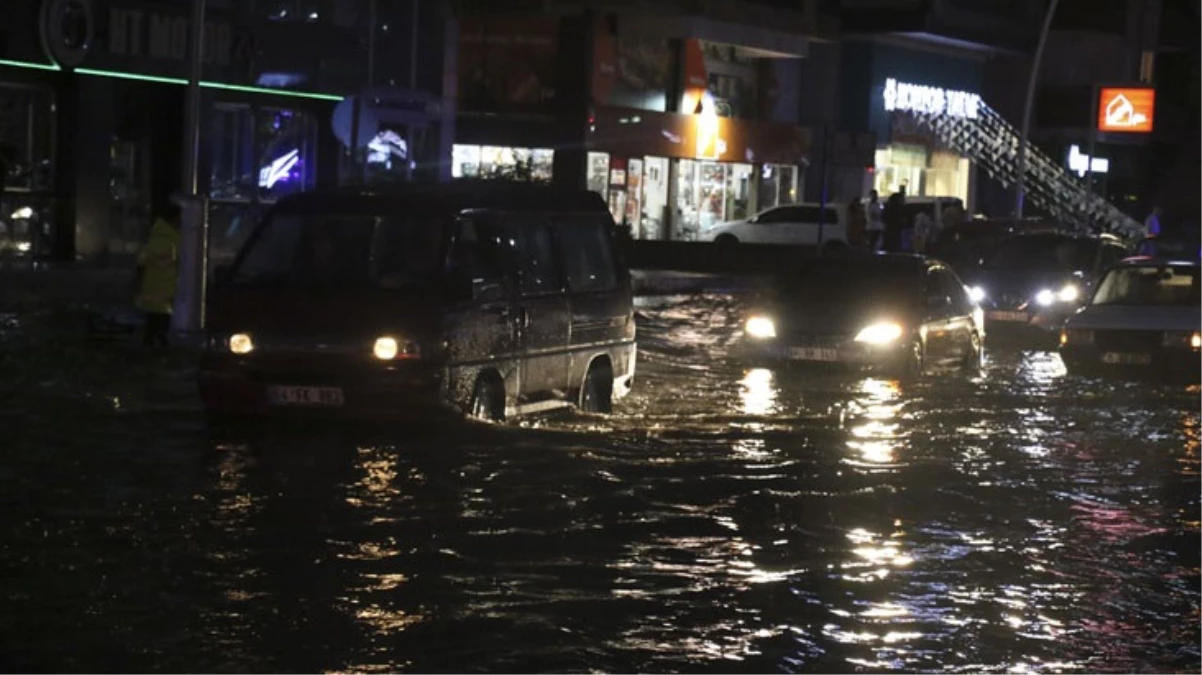 Meteoroloji'nin uyarısı sonrası Uşak'ta yollar adeta göle döndü
