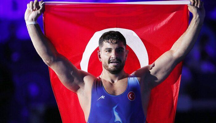 Milli güreşçi Taha Akgül, dünya şampiyonu