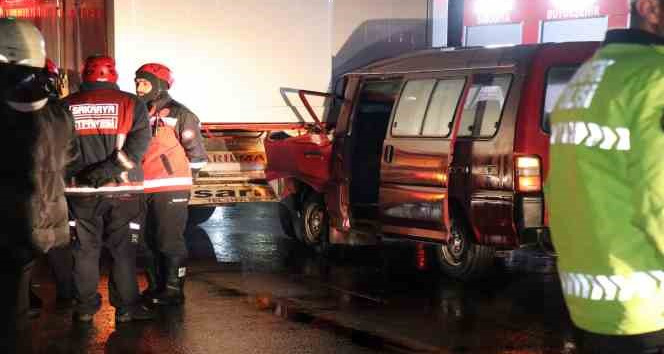 Minibüs, deprem bölgesine konteyner götüren tıra ok gibi saplandı: 1 ölü, 2 yaralı
