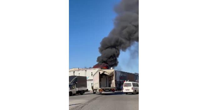 Mobilyacılar çarşısında korkutan yangın: Çok sayıda ekip sevk edildi