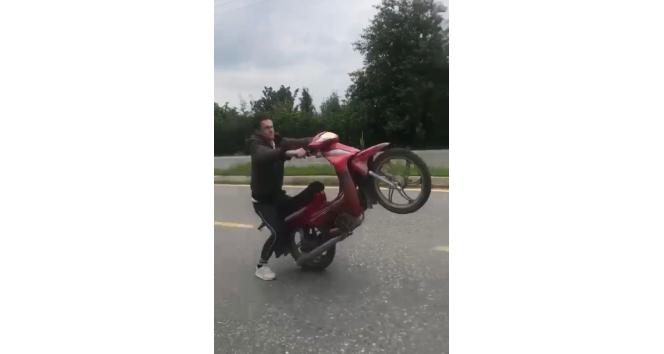 Motosikletli gencin tehlikeli oyunu kamerada