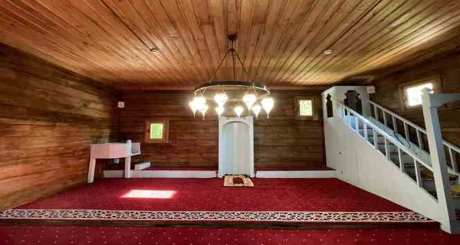 Restorasyonu tamamlanan 698 yıllık camide eller semaya açıldı