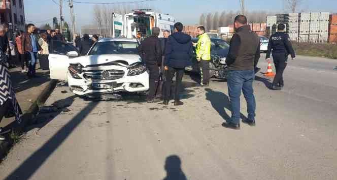 Sakarya'da iki otomobil kafa kafaya çarpıştı: 1 yaralı