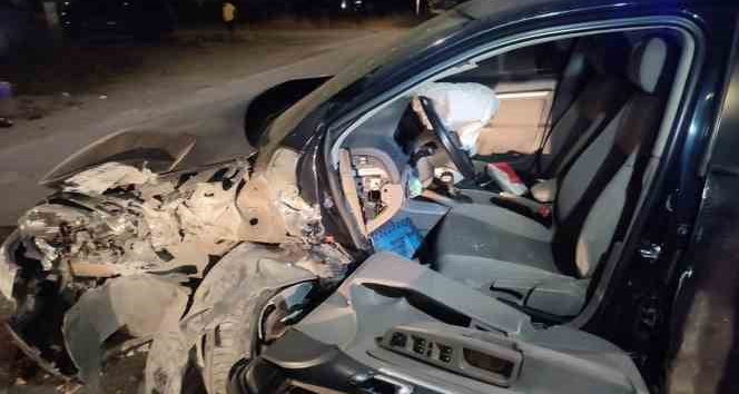 Sakarya'da otomobil duvara çarptı: 1 yaralı