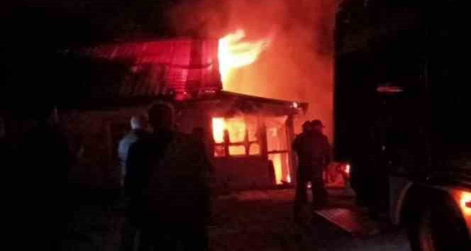 Sakarya'da tek katlı ev alev alev yandı