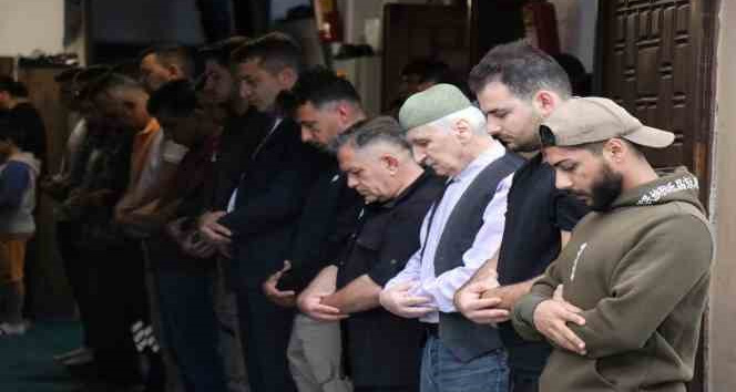 Sakarya'da vatandaşlar bayram namazı için camileri doldurdu