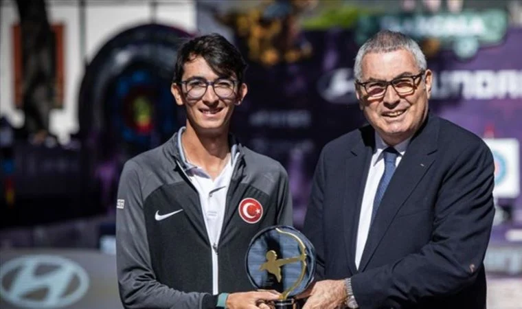 Sakaryalı milli okçu Mete Gazoz'a 2021 yılının sporcusu ödülü verildi