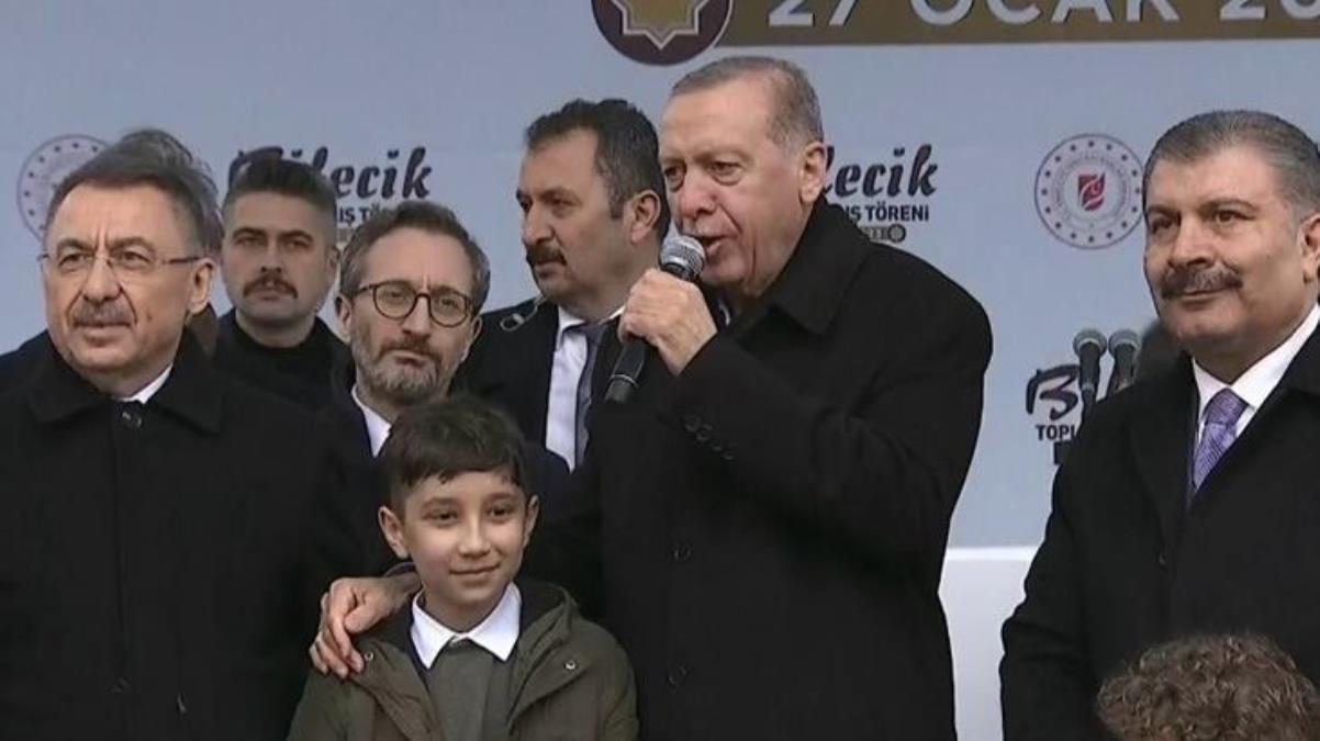 Şarkıya eşlik eden Cumhurbaşkanı Erdoğan hazırlıksız yakalandı, müziğin sesi kısılınca detone oldu