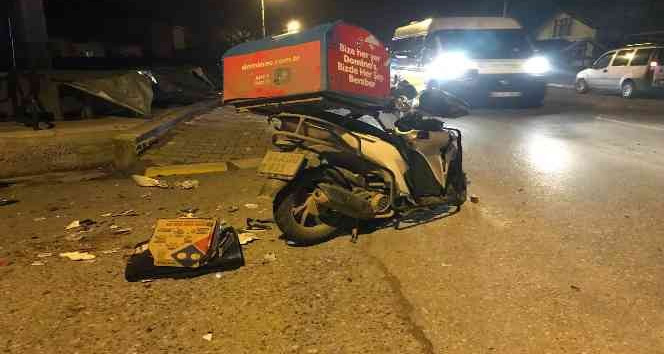 Servis minibüsü ile motosiklet çarpıştı: Domino's Pizza kuryesi ağır yaralandı