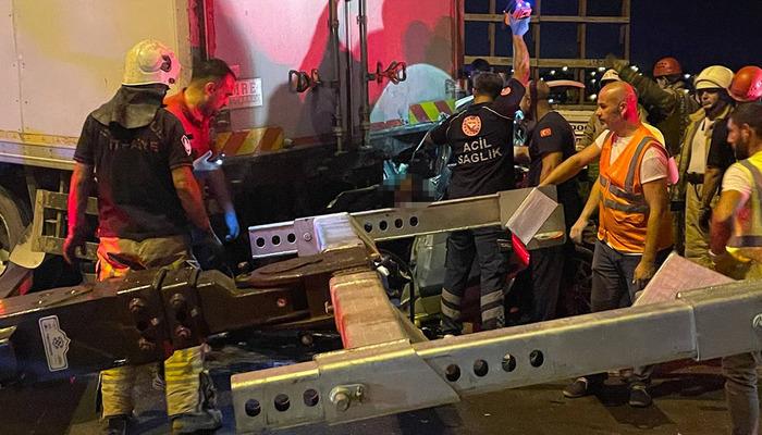 TEM otoyolunda feci kaza! 4 kişi sıkışarak olay yerinde hayatını kaybetti, 4 kişi yaralandı