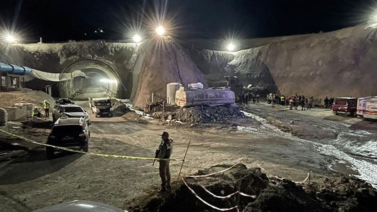 Van'da inşaatı süren tünelde göçük meydana geldi! 2 işçiyi kurtarma çalışmaları sürüyor