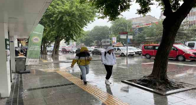 Yağmura hazırlıksız yakalanan vatandaşlar ıslanmaktan kaçamadı