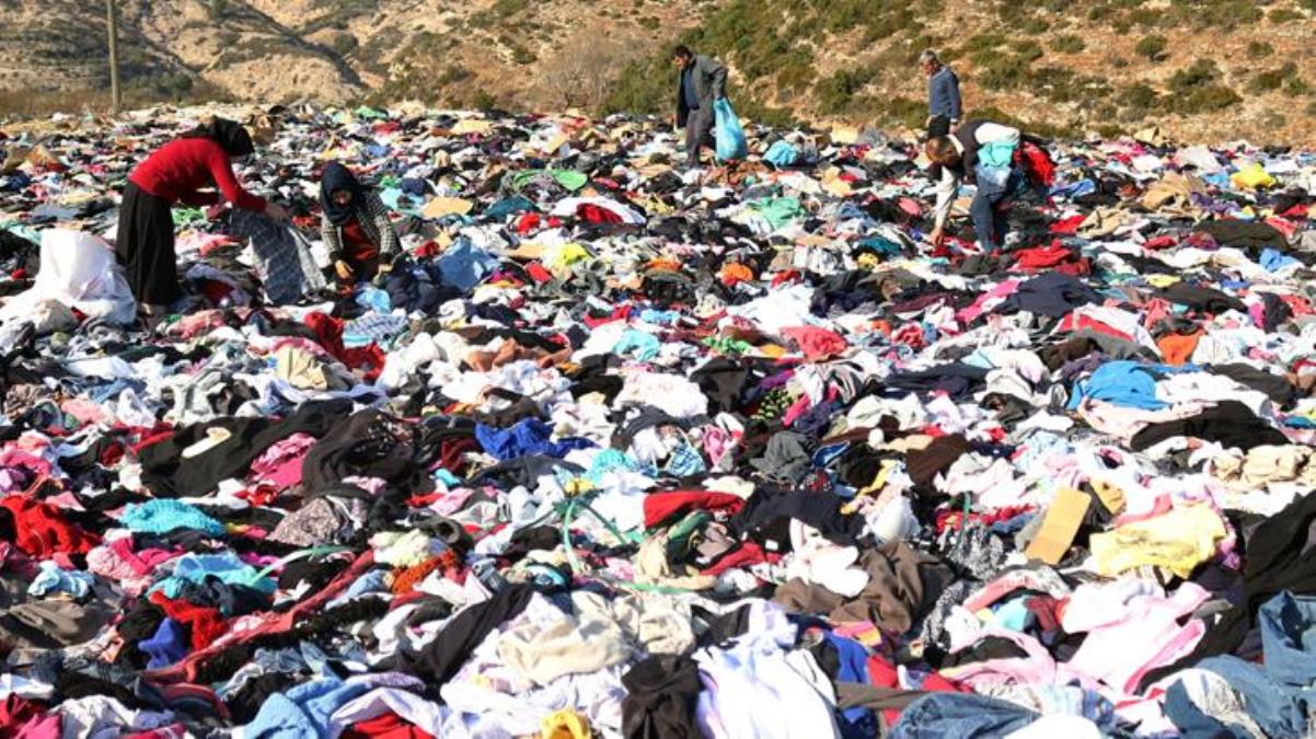 Yol kenarına binlerce kıyafet atıldı, depremzedeler uygun olanları aradı