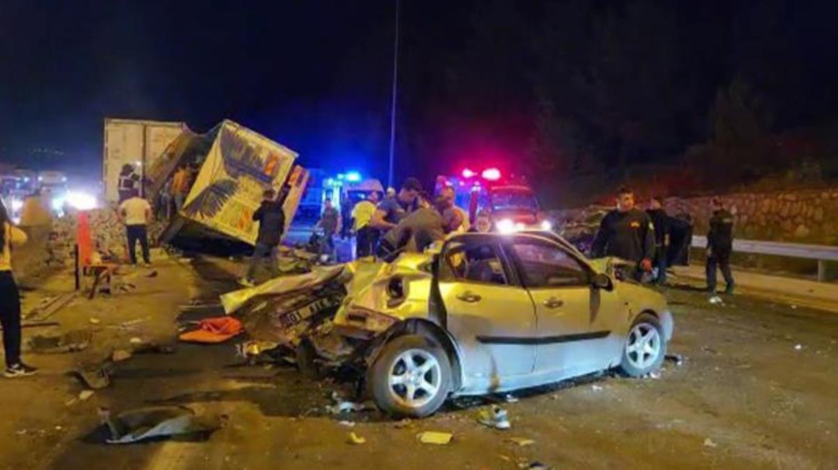 Zincirleme kaza! 12 araç birbirine girdi: 7 ölü, 7 yaralı