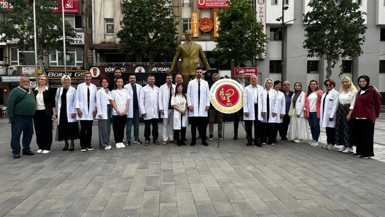 Sakarya’da eczacılar anıta çelenk sundu