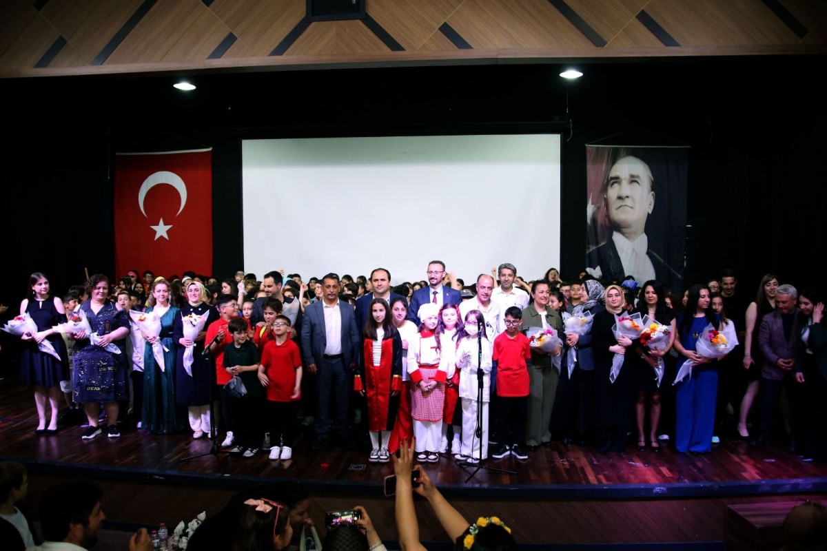 Yabancı dil yeteneklerini sahnede sergilediler