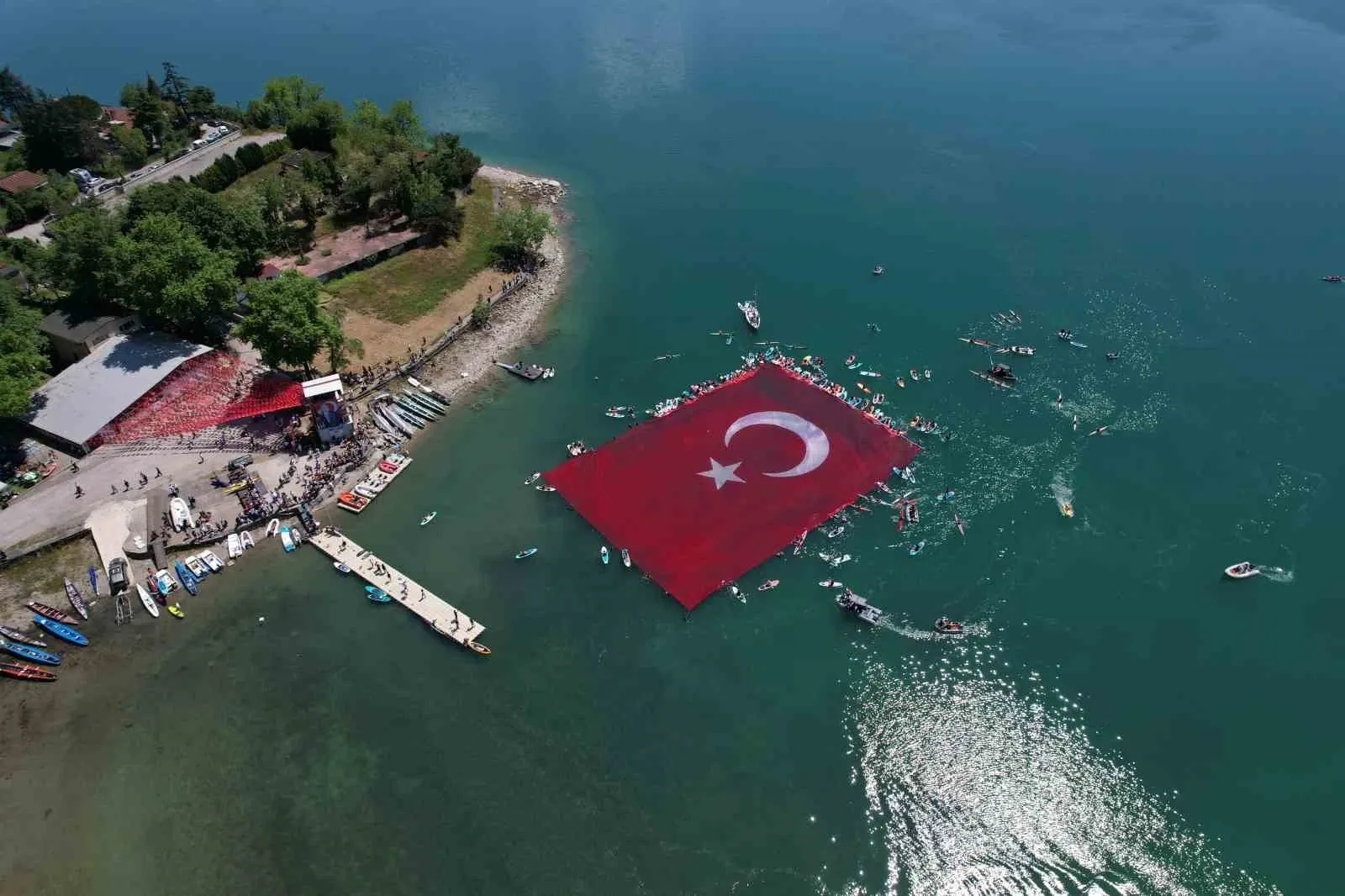 Dev Türk Bayrağı gölde açıldı