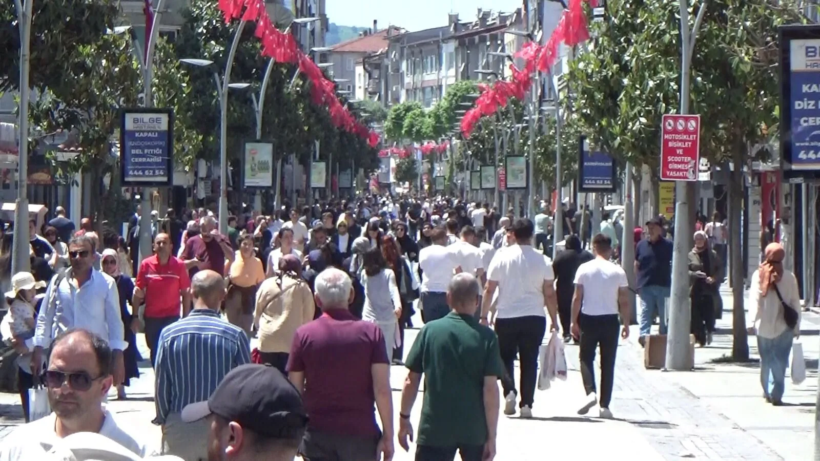 Güneşi gören Çark Caddesi’ne akın etti