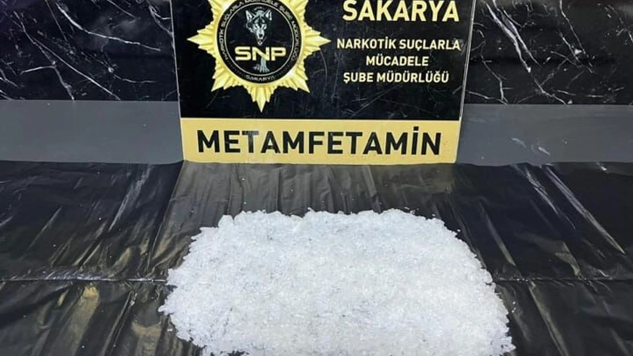 Arifiye’de uyuşturucu operasyonu: Otobüs yolcusunun üzerinden metamfetamin çıktı