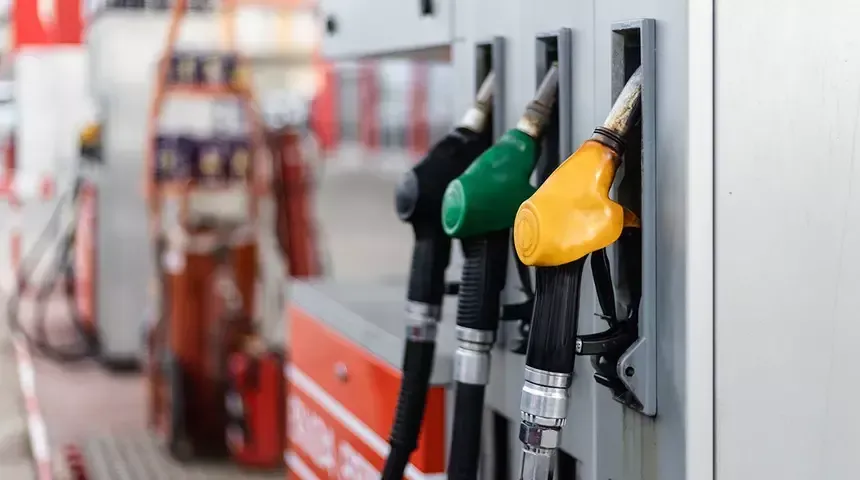 Motorinde tabela gece yarısı değişti: 2 lira 33 kuruş indirim