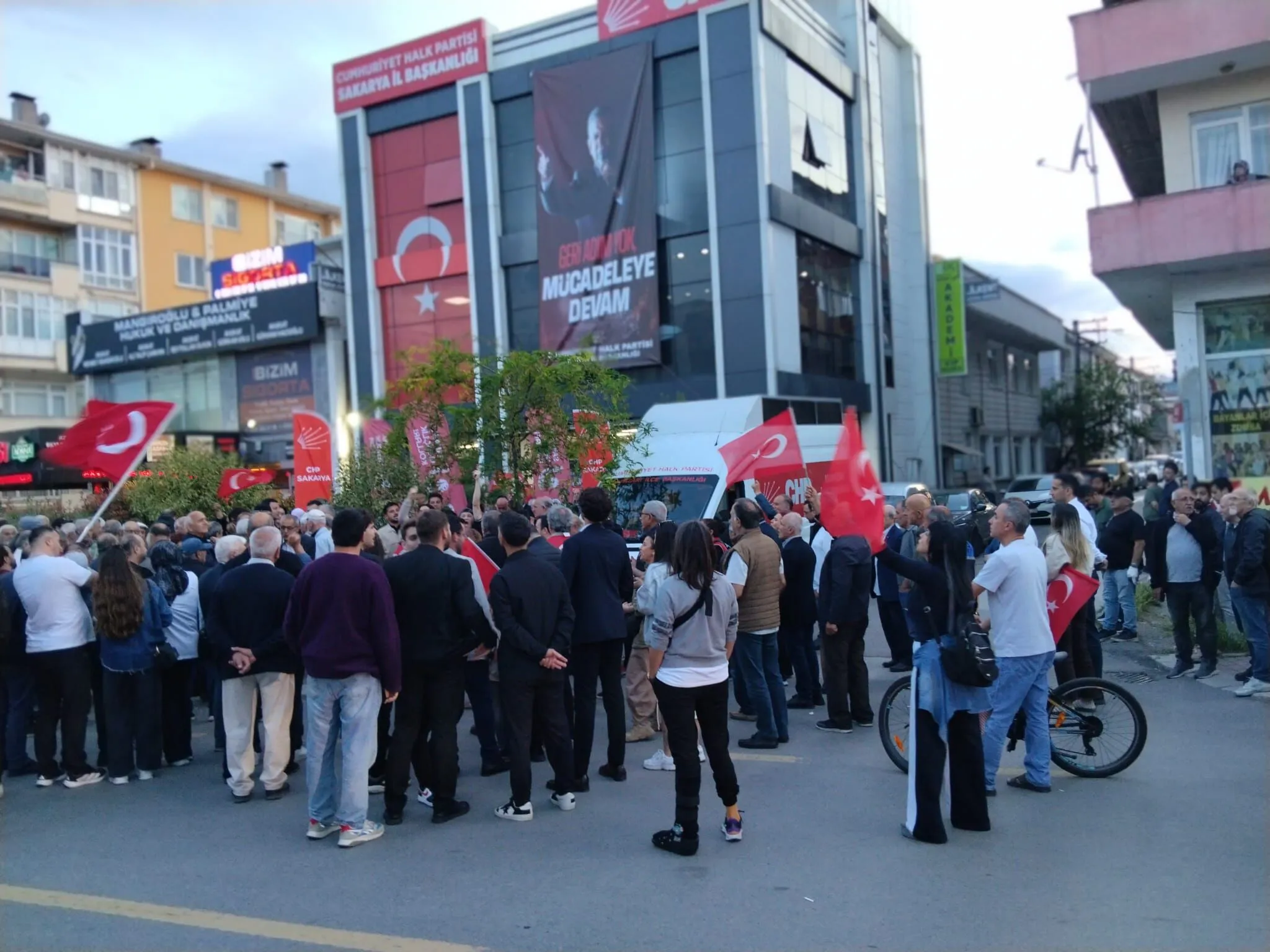 Sakarya’da CHP’den yürüyüş ve destek mesajı: “Özgür Özel’in arkasındayız”