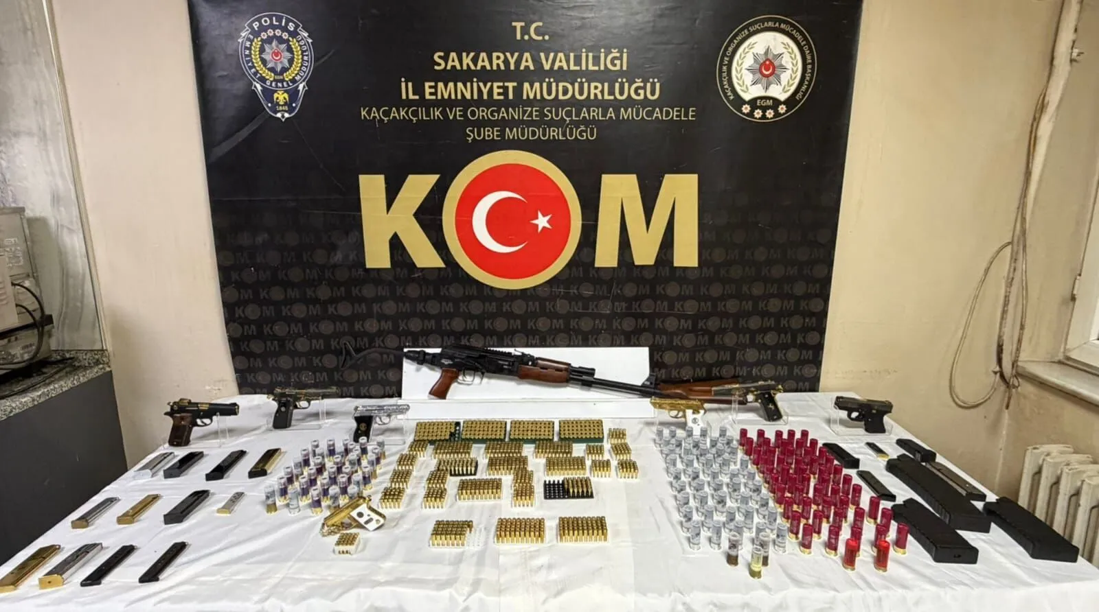Sakarya’da silah kaçakçılığı operasyonu: 7 tabanca ve Kalaşnikof görünümlü tüfek ele geçirildi