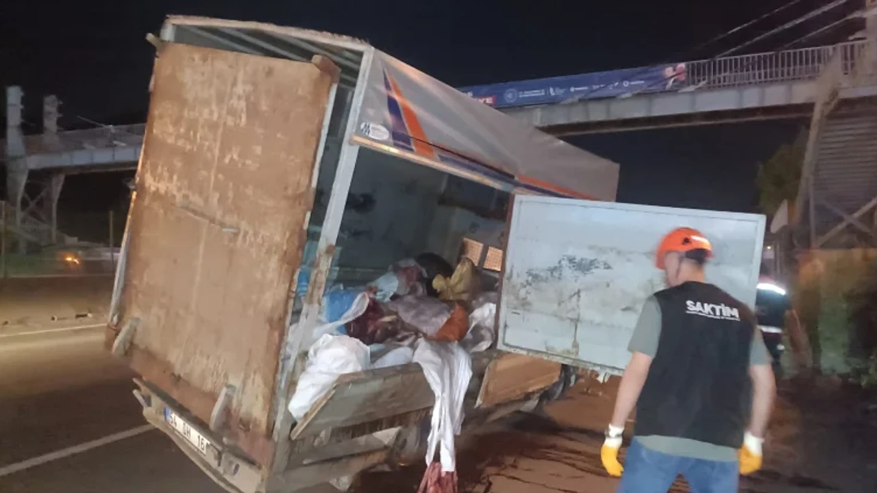 Kurban atığı taşıyan kamyonet ile otomobil çarpıştı: 1 yaralı