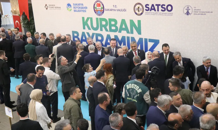 Sakarya’da protokol ve vatandaşlar bayramlaştı